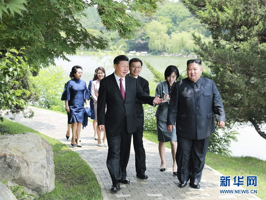 6月21日，中共中央總書記、國家主席習(xí)近平在錦繡山迎賓館會見朝鮮勞動黨委員長、國務(wù)委員會委員長金正恩。習(xí)近平夫人彭麗媛及金正恩夫人李雪主參加會見。會見前，習(xí)近平夫婦和金正恩夫婦在庭院內(nèi)散步交談。新華社記者 龐興雷 攝