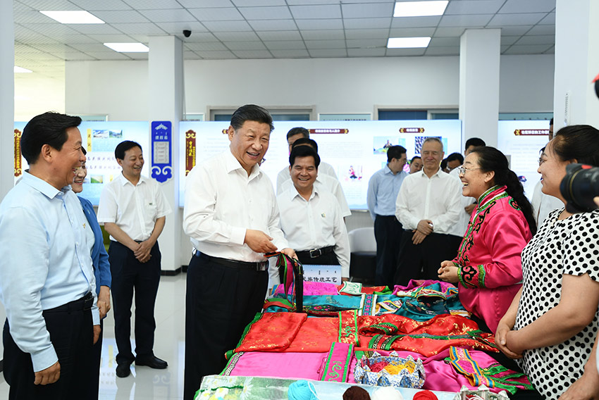 7月15日，中共中央總書記、國家主席、中央軍委主席習近平赴內蒙古自治區考察調研。這是習近平在赤峰市鬆山區興安街道臨潢家園社區了解情況。 新華社記者 謝環馳 攝