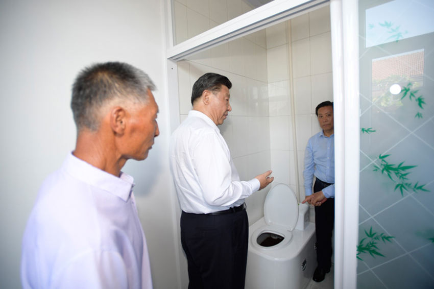 7月15日，中共中央總書記、國家主席、中央軍委主席習近平赴內蒙古自治區考察調研。這是習近平在赤峰市喀喇沁旗河南街道馬鞍山村了解情況。 新華社記者 李學仁 攝