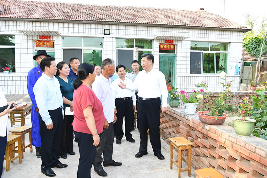7月15日，中共中央總書記、國家主席、中央軍委主席習近平赴內蒙古自治區考察調研。這是習近平在赤峰市喀喇沁旗河南街道馬鞍山村了解情況。 新華社記者 謝環馳 攝