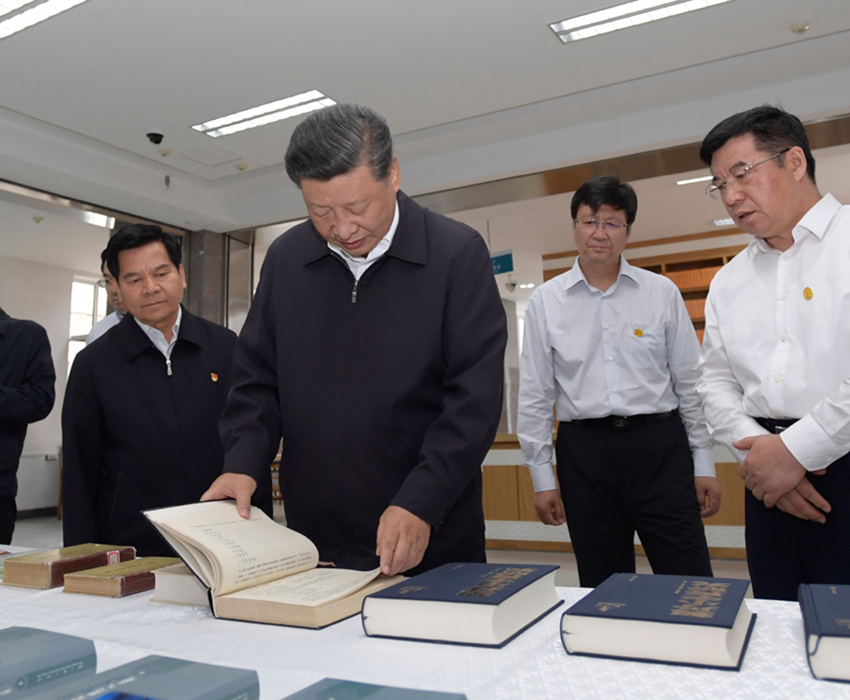 7月16日，中共中央總書記、國家主席、中央軍委主席習近平在內蒙古考察並指導開展“不忘初心、牢記使命”主題教育。這是習近平在位於呼和浩特市的內蒙古大學了解學校建設發展歷史、教學科研工作情況。 新華社記者 李學仁 攝