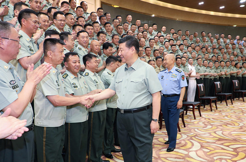 7月16日，中共中央總書記、國家主席、中央軍委主席習(xí)近平在內(nèi)蒙古考察並指導(dǎo)開展“不忘初心、牢記使命”主題教育。這是習(xí)近平在呼和浩特親切接見駐內(nèi)蒙古部隊(duì)副師職以上領(lǐng)導(dǎo)干部和團(tuán)級單位主官，代表黨中央和中央軍委向駐內(nèi)蒙古部隊(duì)全體官兵致以誠摯問候。 新華社記者 李剛 攝