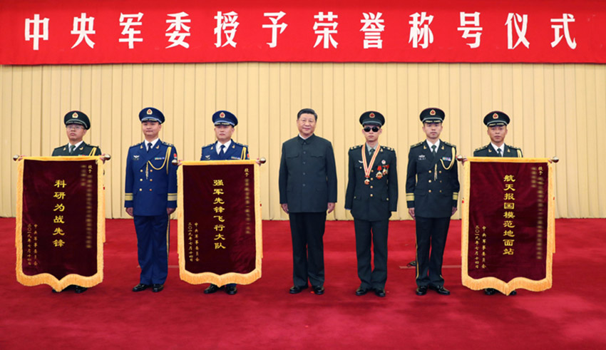 2019年7月31日，中央軍委授予榮譽稱號儀式在北京隆重舉行。中央軍委主席習近平向1名獲得榮譽稱號的個人頒授獎章和証書，向3個獲得榮譽稱號的單位頒授獎旗。這是習近平同獲得榮譽稱號的個人和單位代表集體合影。 新華社記者 李剛 攝