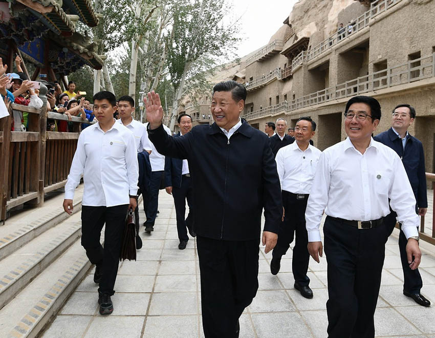 8月19日至22日，中共中央總書記、國家主席、中央軍委主席習近平在甘肅考察。這是19日下午，習近平在敦煌莫高窟考察調(diào)研時，向正在參觀的游客親切招手致意。 新華社記者 謝環(huán)馳 攝