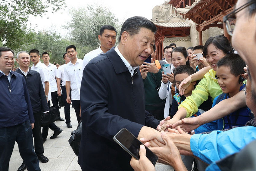 8月19日，中共中央總書記、國家主席、中央軍委主席習(xí)近平在甘肅省考察調(diào)研。這是習(xí)近平來到全國重點文物保護(hù)單位敦煌莫高窟，實地考察文物保護(hù)和研究、弘揚優(yōu)秀歷史文化等情況。新華社記者 鞠鵬 攝