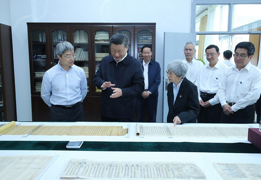 8月19日，中共中央總書記、國家主席、中央軍委主席習近平來到敦煌研究院，察看珍藏文物和學術成果展示，並同有關專家、學者和文化單位代表座談。 新華社記者 鞠鵬 攝