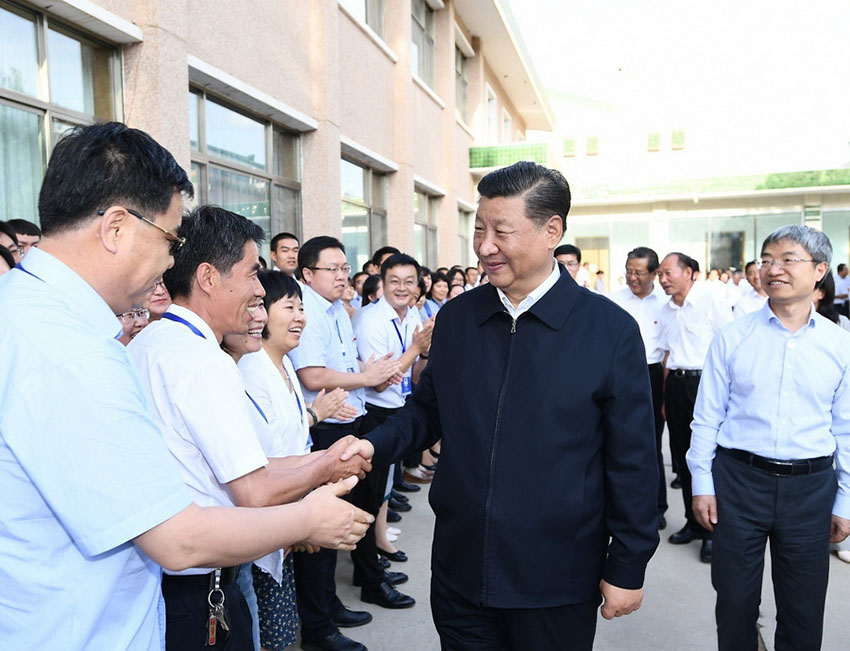 8月19日，中共中央總書記、國(guó)家主席、中央軍委主席習(xí)近平來(lái)到敦煌研究院，察看珍藏文物和學(xué)術(shù)成果展示，並同有關(guān)專家、學(xué)者和文化單位代表座談。 新華社記者 謝環(huán)馳 攝