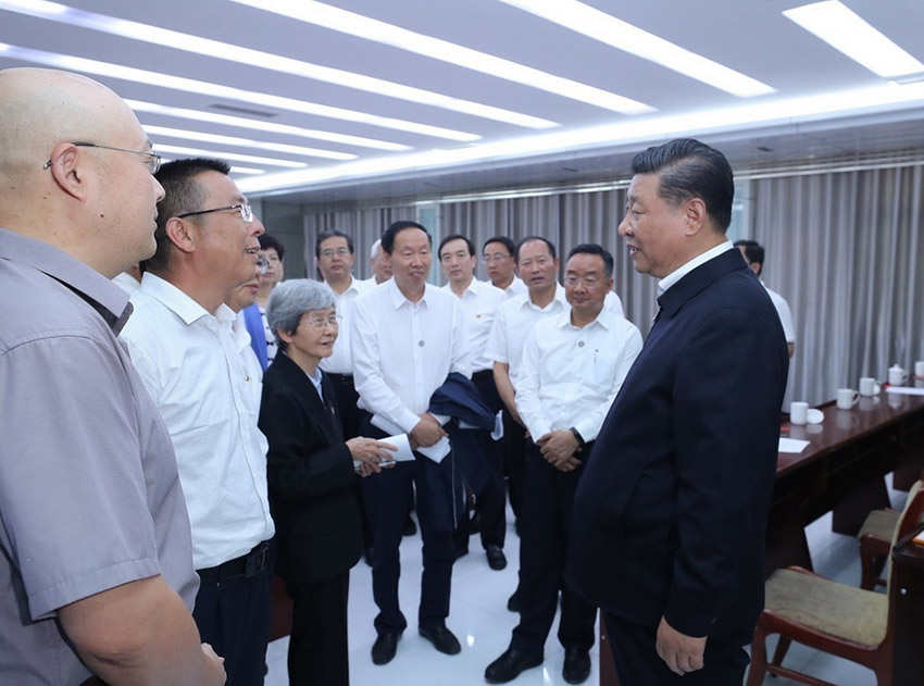 8月19日，中共中央總書記、國家主席、中央軍委主席習近平來到敦煌研究院，察看珍藏文物和學術成果展示，並同有關專家、學者和文化單位代表座談。 新華社記者 鞠鵬 攝