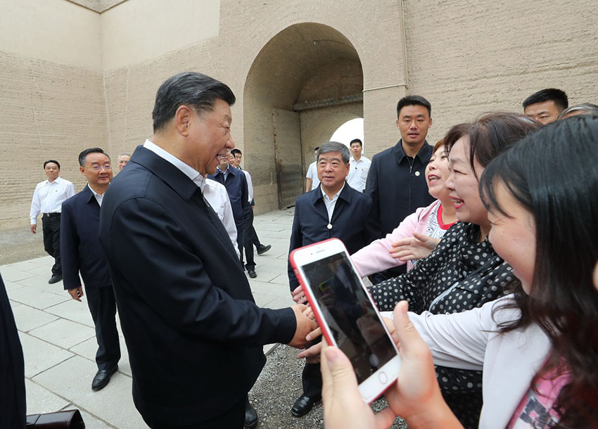 8月20日上午，中共中央總書記、國家主席、中央軍委主席習(xí)近平來到嘉峪關(guān)關(guān)城，登上城樓察看關(guān)城整體面貌，聽取河西走廊長城、關(guān)隘歷史文化情況介紹。 新華社記者 鞠鵬 攝