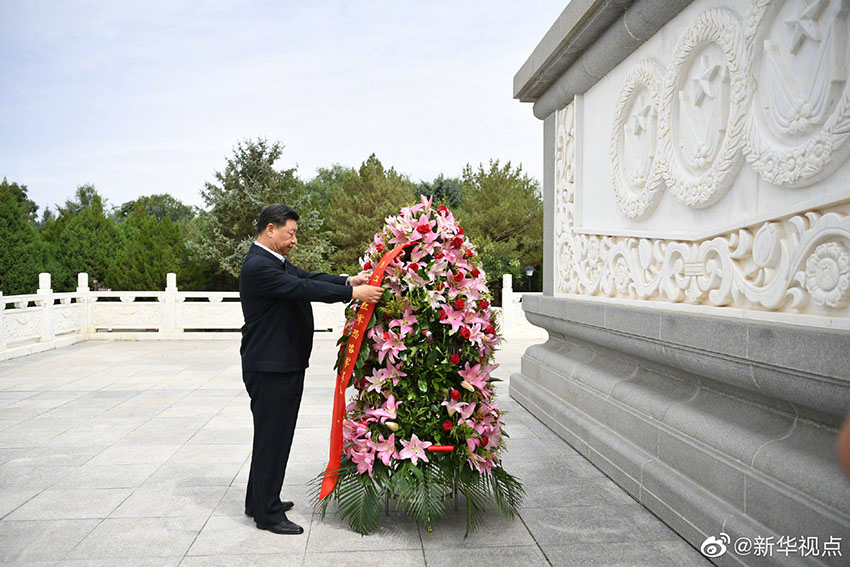 8月20日上午，中共中央總書記、國家主席、中央軍委主席習(xí)近平來到甘肅省張掖市高臺縣，瞻仰中國工農(nóng)紅軍西路軍紀(jì)念碑和陣亡烈士公墓，向西路軍革命先烈敬獻(xiàn)花籃，並參觀了中國工農(nóng)紅軍西路軍紀(jì)念館。 新華社記者 謝環(huán)馳 攝