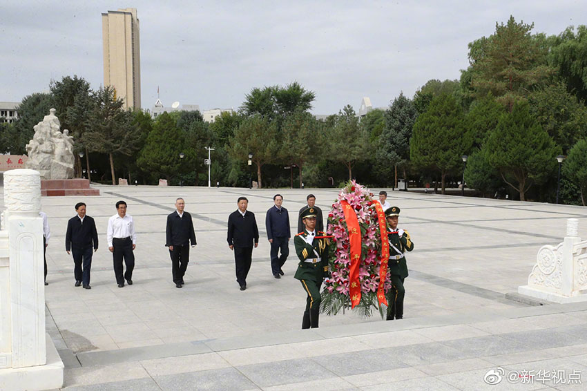 8月19日至22日，中共中央總書記、國家主席、中央軍委主席習近平在甘肅考察。這是20日上午，習近平來到張掖市高臺縣，瞻仰中國工農紅軍西路軍紀念碑，向革命先烈敬獻花籃。 新華社記者 鞠鵬 攝