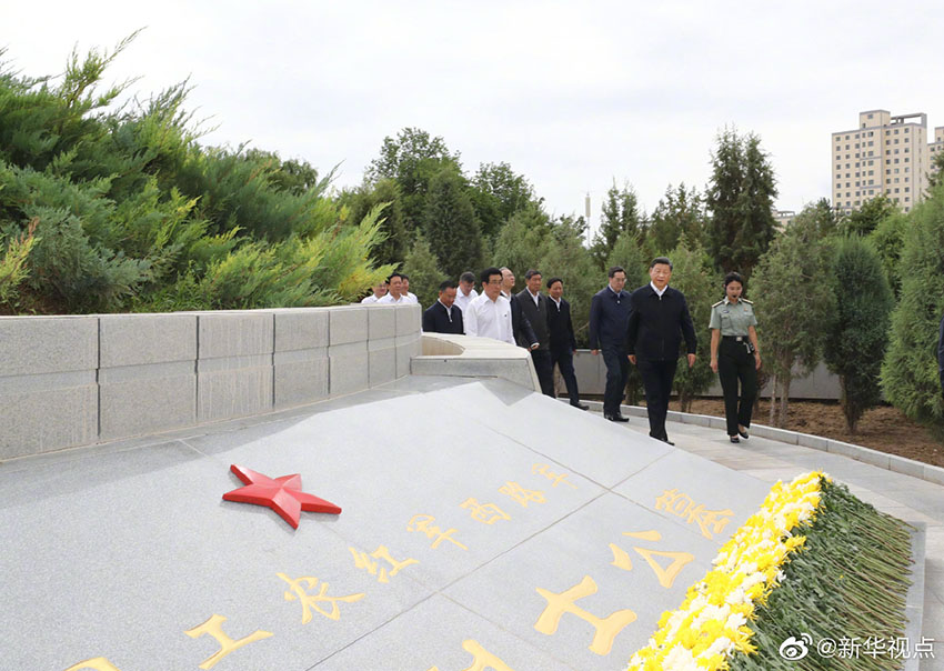 8月20日上午，中共中央總書(shū)記、國(guó)家主席、中央軍委主席習(xí)近平來(lái)到甘肅省張掖市高臺(tái)縣，瞻仰中國(guó)工農(nóng)紅軍西路軍紀(jì)念碑和陣亡烈士公墓，向西路軍革命先烈敬獻(xiàn)花籃，並參觀了中國(guó)工農(nóng)紅軍西路軍紀(jì)念館。 新華社記者 鞠鵬 攝