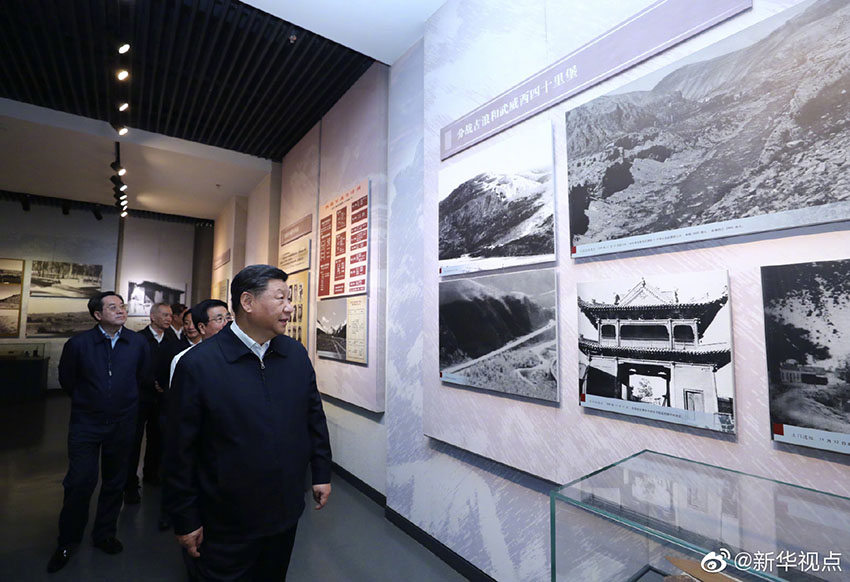8月20日上午，中共中央總書記、國家主席、中央軍委主席習(xí)近平來到甘肅省張掖市高臺縣，瞻仰中國工農(nóng)紅軍西路軍紀(jì)念碑和陣亡烈士公墓，向西路軍革命先烈敬獻(xiàn)花籃，並參觀了中國工農(nóng)紅軍西路軍紀(jì)念館。 新華社記者 鞠鵬 攝