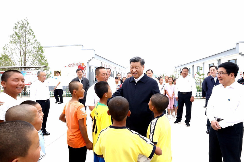 8月21日，中共中央總書記、國家主席、中央軍委主席習近平繼續在甘肅考察。這是習近平來到武威市古浪縣黃花灘生態移民區富民新村，了解易地搬遷群眾生產生活及脫貧致富情況。 新華社記者 鞠鵬 攝