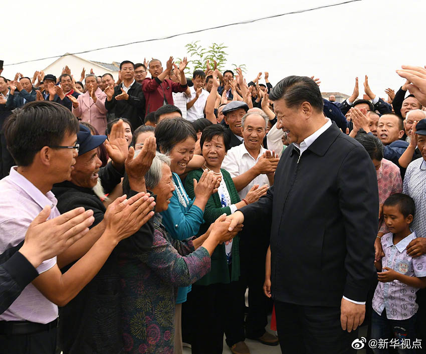 8月21日，習近平總書記繼續在甘肅考察。上午，習近平來到武威市古浪縣黃花灘生態移民區富民新村，了解易地搬遷群眾生產生活及脫貧致富情況。隨后，他乘車前往八步沙林場，實地察看當地治沙造林、生態保護等情況。（文字記者：張曉鬆、朱基釵 攝影記者：鞠鵬、謝環馳）
