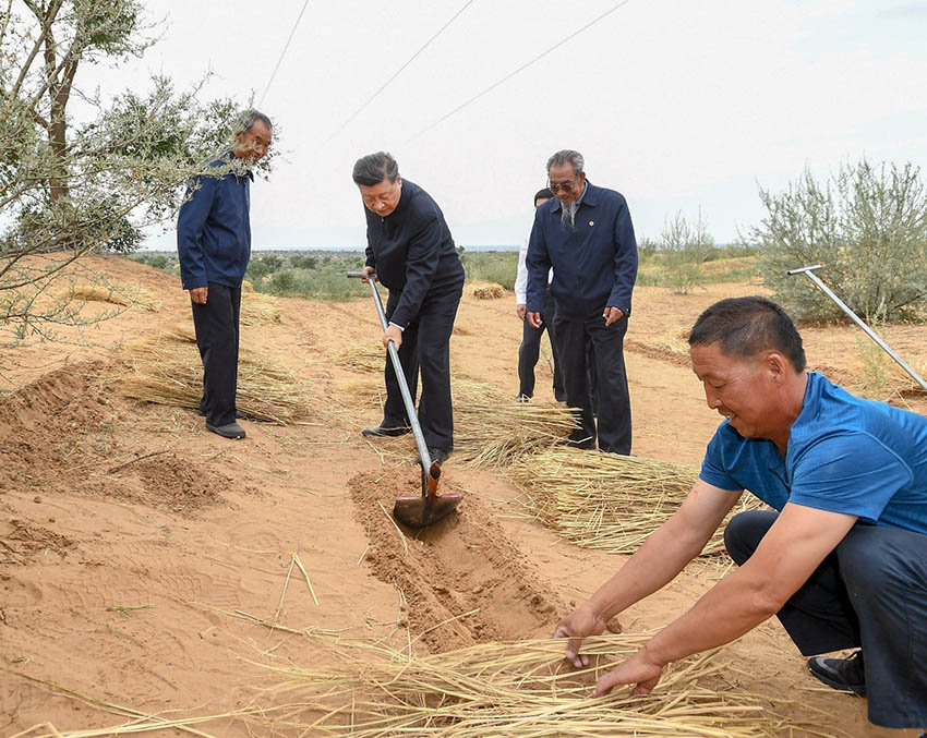 8月21日，中共中央總書記、國家主席、中央軍委主席習(xí)近平繼續(xù)在甘肅考察。這是習(xí)近平來到武威市古浪縣八步沙林場(chǎng)，實(shí)地察看當(dāng)?shù)刂紊吃炝?、生態(tài)保護(hù)等情況。 新華社記者 謝環(huán)馳 攝
