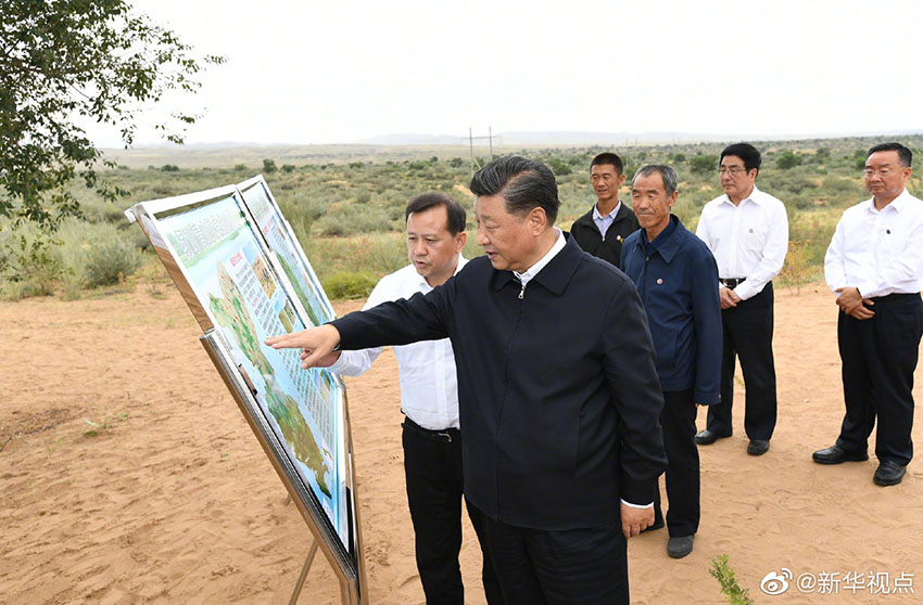 8月21日，中共中央總書記、國家主席、中央軍委主席習近平繼續(xù)在甘肅考察。這是習近平來到武威市古浪縣八步沙林場，實地察看當?shù)刂紊吃炝帧⑸鷳B(tài)保護等情況。 新華社記者 謝環(huán)馳 攝