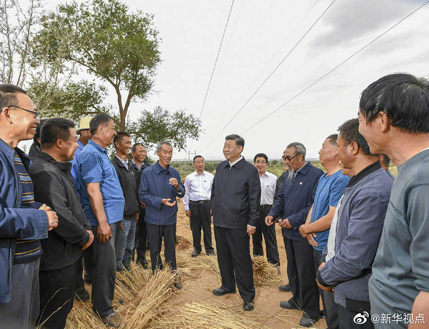 8月19日至22日，中共中央總書記、國家主席、中央軍委主席習近平在甘肅考察。這是21日上午，習近平在武威市古浪縣八步沙林場實地了解“草方格壓沙”作業。 新華社記者 謝環馳 攝