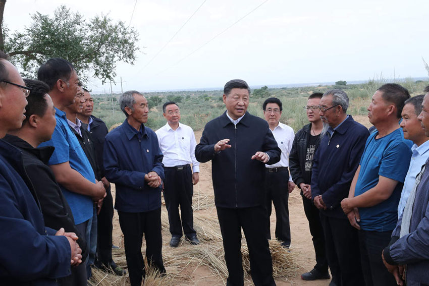 8月19日至22日，中共中央總書(shū)記、國(guó)家主席、中央軍委主席習(xí)近平在甘肅考察。這是21日上午，習(xí)近平在武威市古浪縣八步沙林場(chǎng)同“六老漢”代表及林場(chǎng)職工親切交談。 新華社記者 鞠鵬 攝