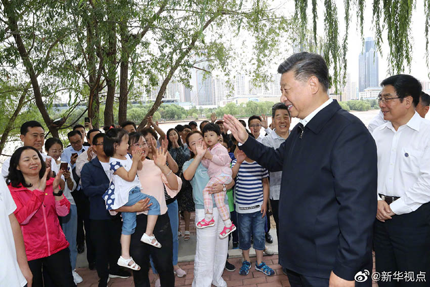 8月19日至22日，中共中央總書記、國(guó)家主席、中央軍委主席習(xí)近平在甘肅考察。這是21日下午，習(xí)近平在蘭州市黃河治理蘭鐵泵站項(xiàng)目點(diǎn)同正在休閑的群眾親切交談。 新華社記者 鞠鵬 攝