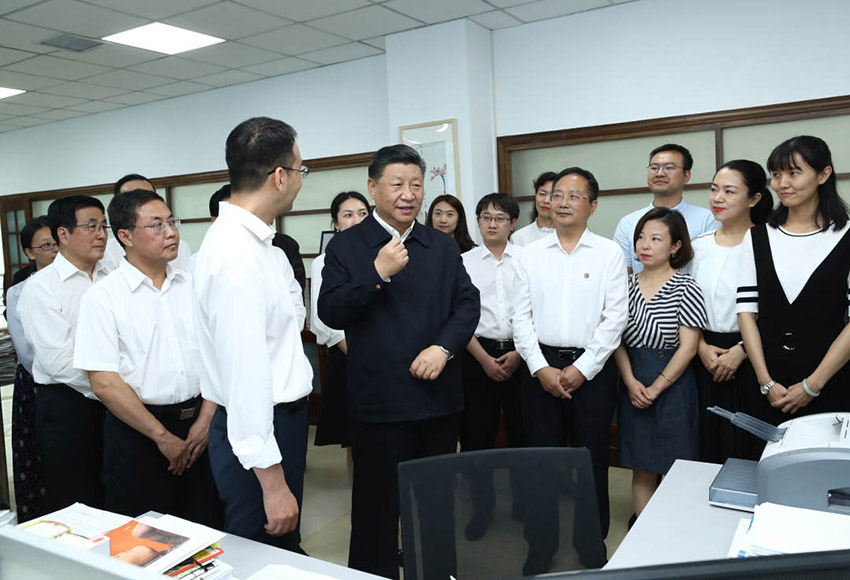 8月19日至22日，中共中央總書記、國家主席、中央軍委主席習(xí)近平在甘肅考察。這是21日下午，習(xí)近平在《讀者》編輯部同工作人員交流，勉勵(lì)他們?yōu)槿嗣裉峁└鄡?yōu)秀精神食糧。 新華社記者 鞠鵬 攝