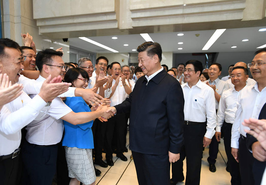 8月21日下午，正在甘肅考察的中共中央總書記、國家主席、中央軍委主席習近平來到位於蘭州市區的讀者出版集團有限公司，了解企業歷史沿革、出版發行、經營管理等情況，看望《讀者》編輯部工作人員。 新華社記者 謝環馳 攝