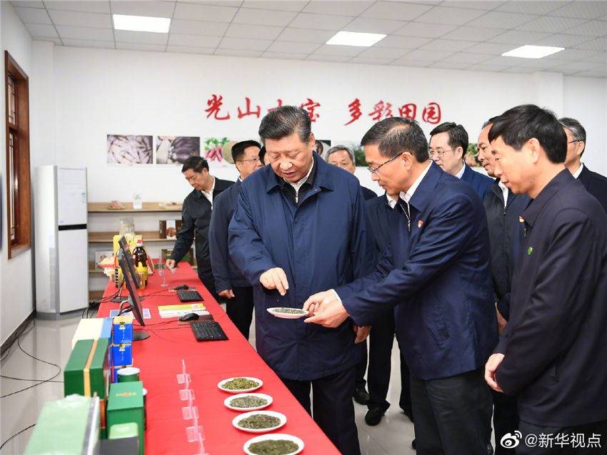 9月17日，中共中央總書記、國家主席、中央軍委主席習近平前往河南省光山縣司馬光油茶園和文殊鄉東岳村，考察調研當地脫貧攻堅工作成效和中辦在光山縣扶貧工作情況，看望慰問老區群眾。這是習近平在文殊鄉東岳村文化中心察看當地農特產品。 新華社記者 謝環馳 攝