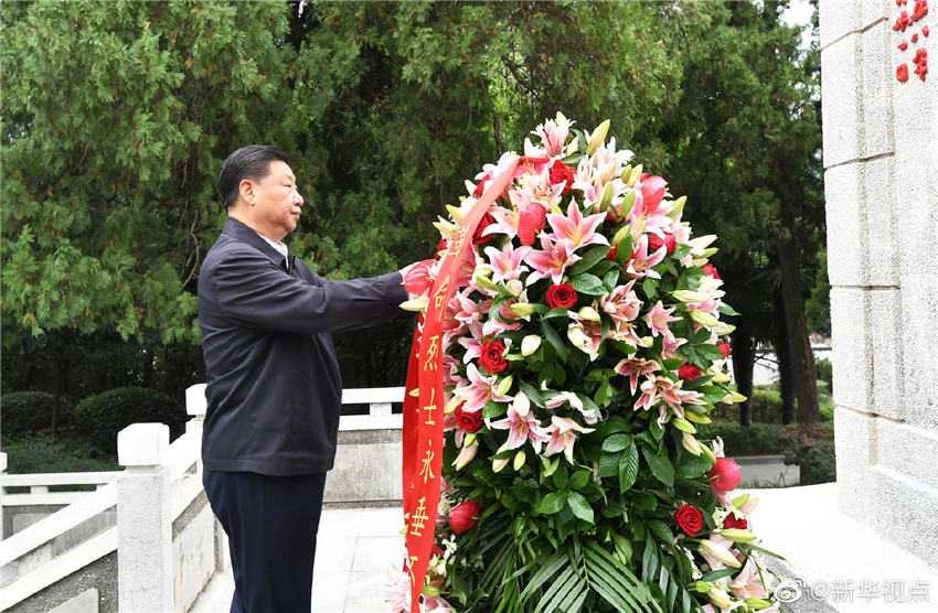 9月16日，中共中央總書記、國家主席、中央軍委主席習(xí)近平在河南省考察調(diào)研。這是習(xí)近平來到位於新縣的鄂豫皖蘇區(qū)首府烈士陵園，向革命烈士紀(jì)念碑敬獻(xiàn)花籃。 新華社記者 謝環(huán)馳 攝