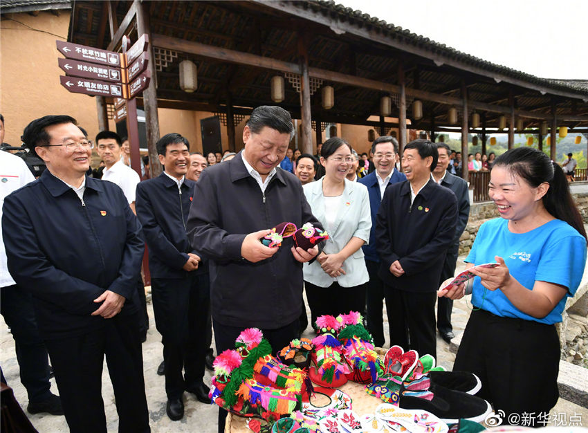 9月16日，中共中央總書記、國家主席、中央軍委主席習(xí)近平來到河南省新縣田鋪鄉(xiāng)田鋪大塆，了解這裡依托紅色旅游資源，打造創(chuàng)客小鎮(zhèn)、發(fā)展鄉(xiāng)村旅游業(yè)、推動鄉(xiāng)村振興等情況。 新華社記者 謝環(huán)馳 攝