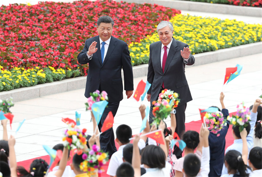9月11日，國家主席習(xí)近平在北京人民大會堂同哈薩克斯坦總統(tǒng)托卡耶夫舉行會談。這是會談前，習(xí)近平在人民大會堂東門外廣場為托卡耶夫舉行歡迎儀式。 新華社記者 姚大偉 攝