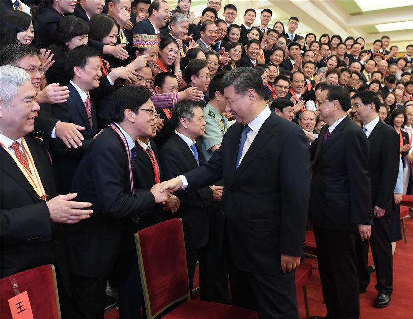 9月10日，黨和國(guó)家領(lǐng)導(dǎo)人習(xí)近平、李克強(qiáng)、王滬寧等在北京人民大會(huì)堂會(huì)見(jiàn)慶祝2019年教師節(jié)暨全國(guó)教育系統(tǒng)先進(jìn)集體和先進(jìn)個(gè)人表彰大會(huì)受表彰代表。 新華社記者 申宏 攝