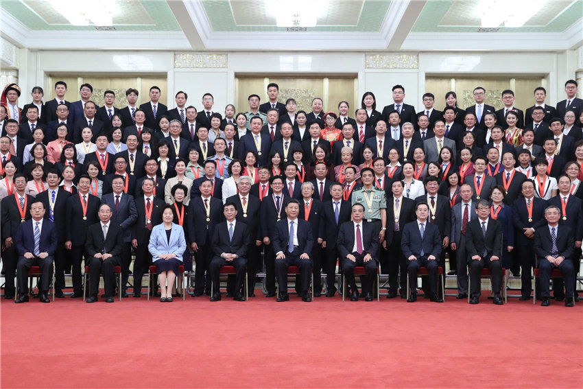 9月10日，黨和國家領導人習近平、李克強、王滬寧等在北京人民大會堂會見慶祝2019年教師節(jié)暨全國教育系統(tǒng)先進集體和先進個人表彰大會受表彰代表。 新華社記者 鞠鵬 攝