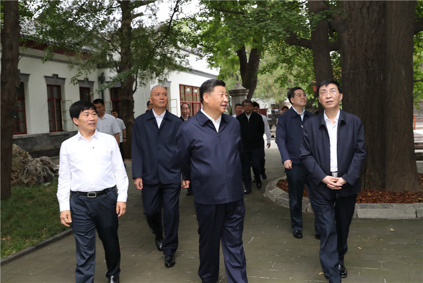 9月12日，中共中央總書記、國家主席、中央軍委主席習近平視察中共中央北京香山革命紀念地。這是習近平瞻仰雙清別墅。 新華社記者 鞠鵬 攝