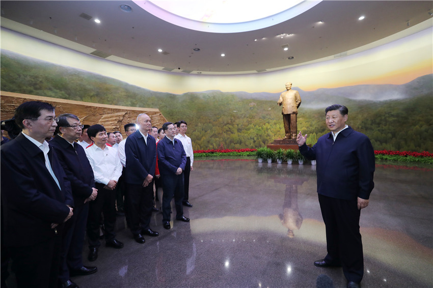 9月12日，中共中央總書記、國(guó)家主席、中央軍委主席習(xí)近平視察中共中央北京香山革命紀(jì)念地。這是習(xí)近平在香山革命紀(jì)念館參觀《為新中國(guó)奠基》主題展覽，並發(fā)表重要講話。 新華社記者 鞠鵬 攝