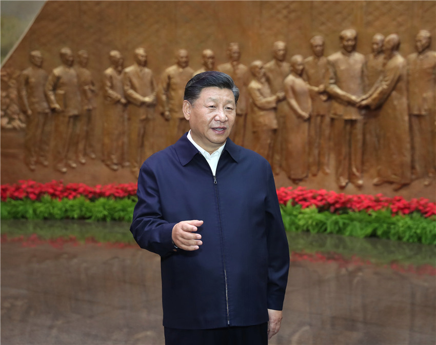 9月12日，中共中央總書記、國(guó)家主席、中央軍委主席習(xí)近平視察中共中央北京香山革命紀(jì)念地。這是習(xí)近平在香山革命紀(jì)念館參觀《為新中國(guó)奠基》主題展覽，並發(fā)表重要講話。 新華社記者 黃敬文 攝