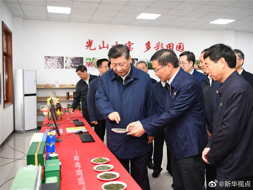9月17日，中共中央總書記、國家主席、中央軍委主席習(xí)近平前往河南省光山縣司馬光油茶園和文殊鄉(xiāng)東岳村，考察調(diào)研當(dāng)?shù)孛撠毠怨ぷ鞒尚Ш椭修k在光山縣扶貧工作情況，看望慰問老區(qū)群眾。這是習(xí)近平在文殊鄉(xiāng)東岳村文化中心察看當(dāng)?shù)剞r(nóng)特產(chǎn)品。 新華社記者 謝環(huán)馳 攝