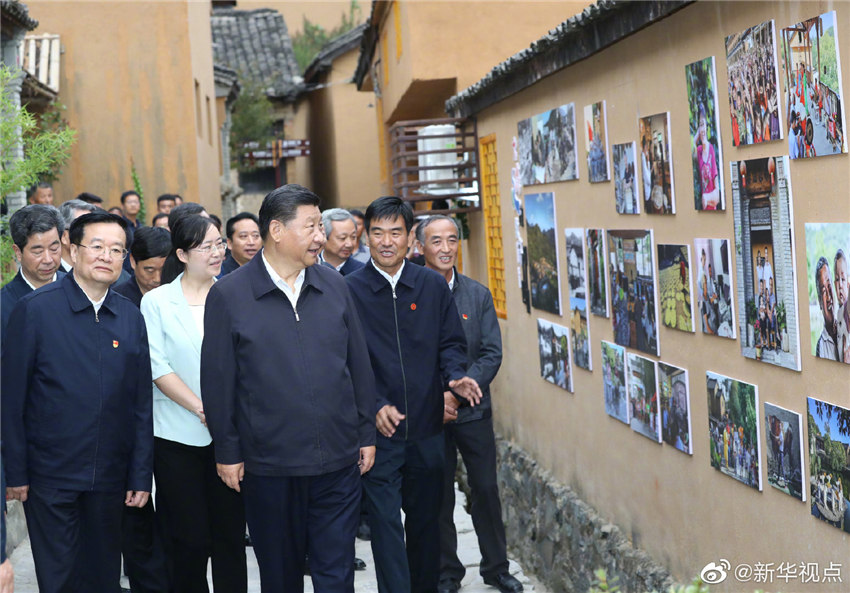 9月16日，中共中央總書記、國家主席、中央軍委主席習(xí)近平來到河南省新縣田鋪鄉(xiāng)田鋪大塆，了解這裡依托紅色旅游資源，打造創(chuàng)客小鎮(zhèn)、發(fā)展鄉(xiāng)村旅游業(yè)、推動(dòng)鄉(xiāng)村振興等情況。 新華社記者 鞠鵬 攝
