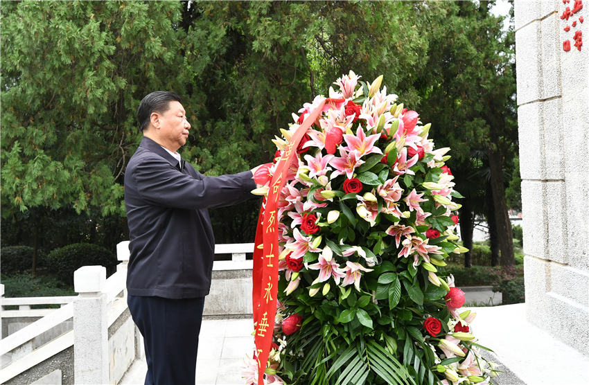9月16日，中共中央總書記、國家主席、中央軍委主席習近平在河南省考察調研。這是習近平來到位於新縣的鄂豫皖蘇區首府烈士陵園，向革命烈士紀念碑敬獻花籃。 新華社記者 謝環馳 攝