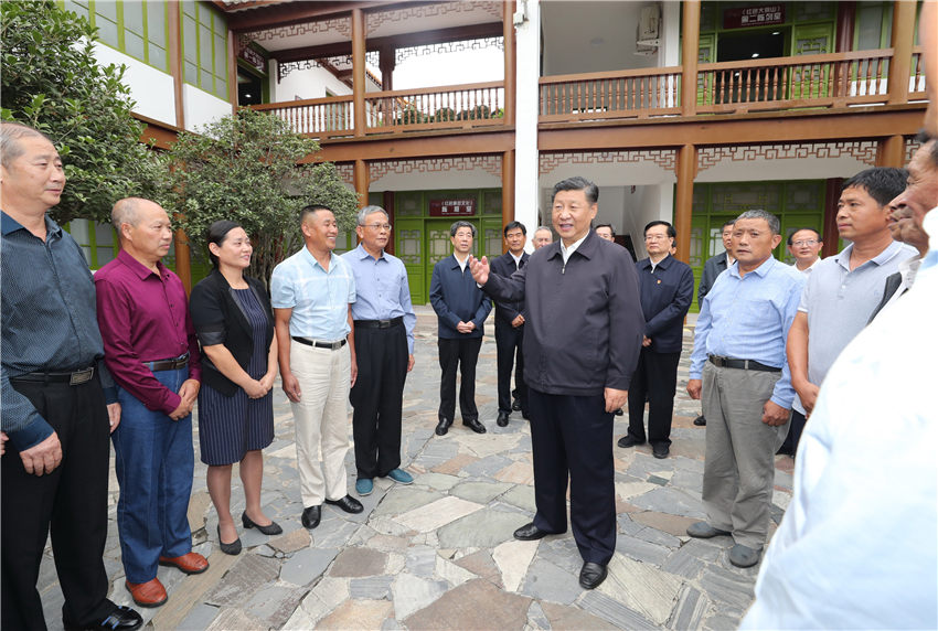 9月16日，中共中央總書記、國家主席、中央軍委主席習近平在河南省考察調研。這是習近平參觀位於新縣的鄂豫皖蘇區首府革命博物館，並看望當地紅軍后代、烈士家屬代表。 新華社記者 鞠鵬 攝