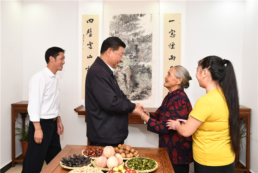 9月16日，中共中央總書記、國家主席、中央軍委主席習近平來到河南省新縣田鋪鄉(xiāng)田鋪大塆，了解這裡依托紅色旅游資源，打造創(chuàng)客小鎮(zhèn)、發(fā)展鄉(xiāng)村旅游業(yè)、推動鄉(xiāng)村振興等情況。 新華社記者 謝環(huán)馳 攝