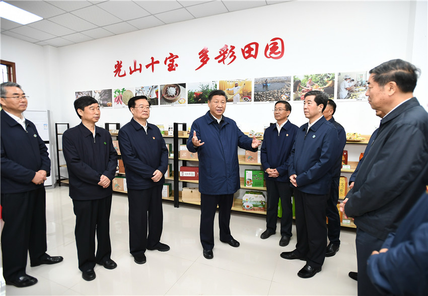 9月17日上午，正在河南考察調(diào)研的中共中央總書記、國(guó)家主席、中央軍委主席習(xí)近平來到光山縣文殊鄉(xiāng)東岳村考察當(dāng)?shù)孛撠毠?jiān)工作成效和中辦在光山縣扶貧工作情況。 新華社記者 謝環(huán)馳 攝