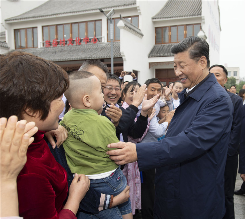 9月17日，中共中央總書記、國家主席、中央軍委主席習(xí)近平前往河南省光山縣司馬光油茶園和文殊鄉(xiāng)東岳村，考察調(diào)研當(dāng)?shù)孛撠毠怨ぷ鞒尚Ш椭修k在光山縣扶貧工作情況，看望慰問老區(qū)群眾。這是習(xí)近平在文殊鄉(xiāng)東岳村同群眾親切交流。 新華社記者 謝環(huán)馳 攝