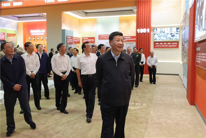 9月23日，黨和國家領導人習近平、李克強、汪洋、王滬寧、趙樂際、韓正、王岐山等在北京展覽館參觀“偉大歷程 輝煌成就——慶祝中華人民共和國成立70周年大型成就展”。 新華社記者 鞠鵬 攝