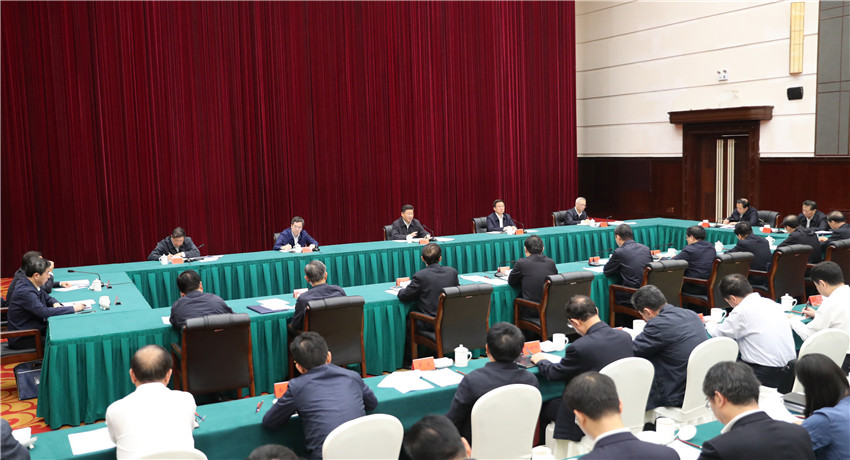 9月18日上午，中共中央總書記、國(guó)家主席、中央軍委主席習(xí)近平在鄭州主持召開黃河流域生態(tài)保護(hù)和高質(zhì)量發(fā)展座談會(huì)並發(fā)表重要講話。 新華社記者 鞠鵬 攝