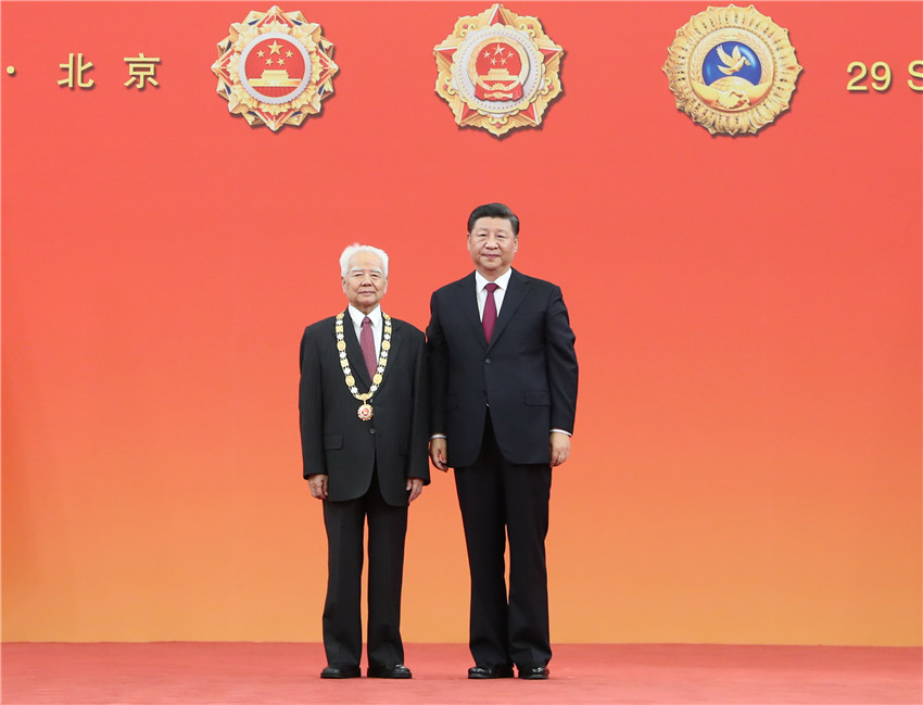 9月29日，中華人民共和國國家勛章和國家榮譽稱號頒授儀式在北京人民大會堂金色大廳隆重舉行。中共中央總書記、國家主席、中央軍委主席習近平向“人民教育家”國家榮譽稱號獲得者高銘暄頒授獎章。 新華社記者 王曄 攝