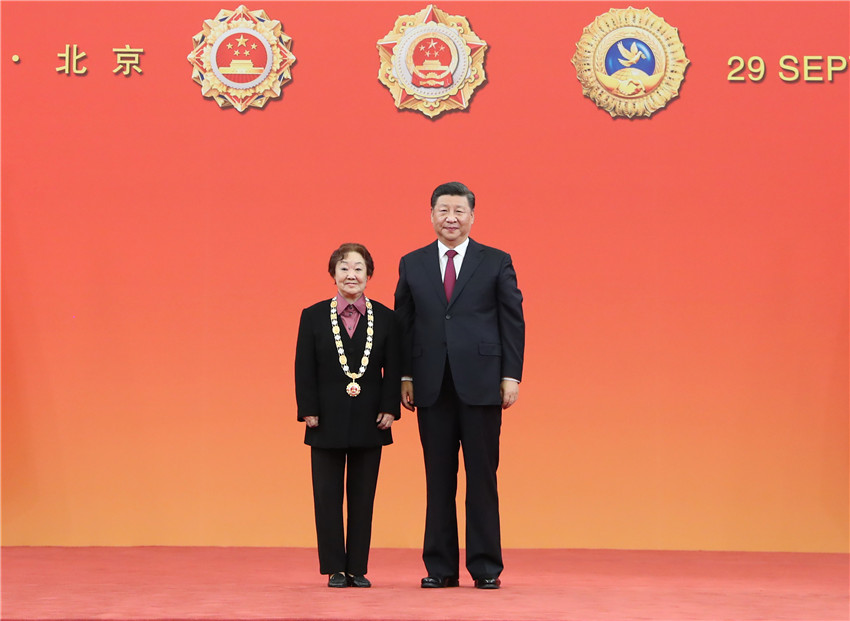 9月29日，中華人民共和國國家勛章和國家榮譽稱號頒授儀式在北京人民大會堂金色大廳隆重舉行。中共中央總書記、國家主席、中央軍委主席習近平向“人民藝術家”國家榮譽稱號獲得者郭蘭英頒授獎章。 新華社記者 王曄 攝