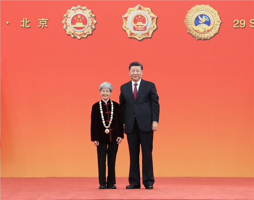 9月29日，中華人民共和國國家勛章和國家榮譽稱號頒授儀式在北京人民大會堂金色大廳隆重舉行。中共中央總書記、國家主席、中央軍委主席習近平向“文物保護杰出貢獻者”國家榮譽稱號獲得者樊錦詩頒授獎章。 新華社記者 王曄 攝