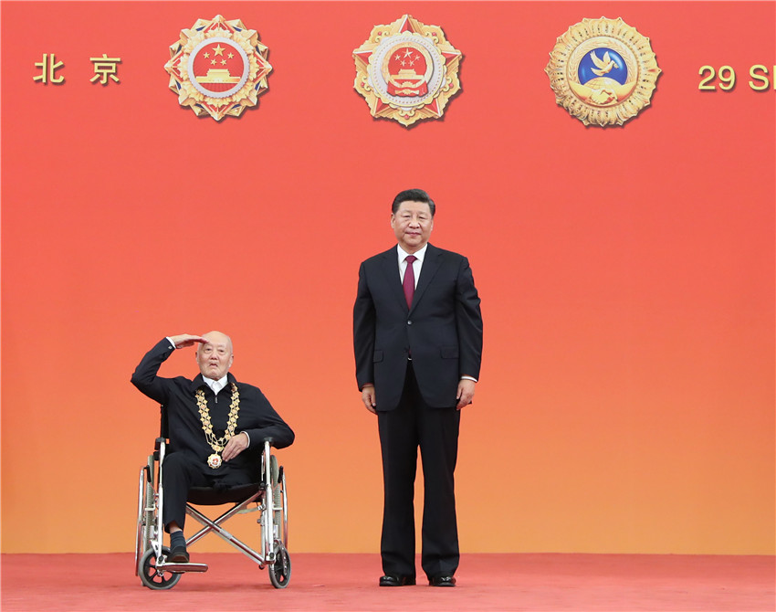 9月29日，中華人民共和國國家勛章和國家榮譽稱號頒授儀式在北京人民大會堂金色大廳隆重舉行。中共中央總書記、國家主席、中央軍委主席習近平向“共和國勛章”獲得者張富清頒授勛章。 新華社記者 王曄 攝