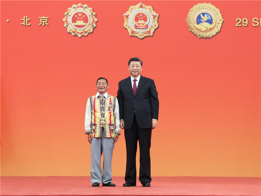 9月29日，中華人民共和國國家勛章和國家榮譽(yù)稱號(hào)頒授儀式在北京人民大會(huì)堂金色大廳隆重舉行。中共中央總書記、國家主席、中央軍委主席習(xí)近平向“人民楷模”國家榮譽(yù)稱號(hào)獲得者高德榮頒授獎(jiǎng)?wù)隆?新華社記者 王曄 攝
