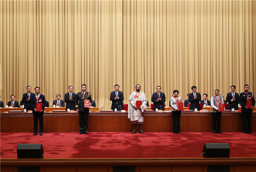9月27日，全國(guó)民族團(tuán)結(jié)進(jìn)步表彰大會(huì)在北京舉行。這是習(xí)近平等向受表彰的模范集體和模范個(gè)人代表頒獎(jiǎng)。
